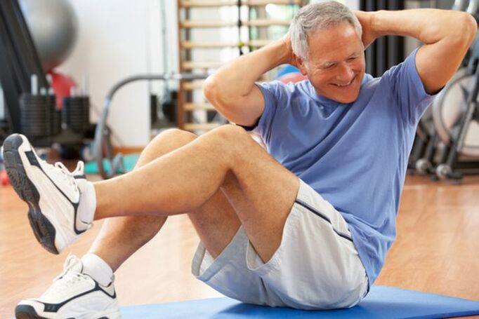 Hombre haciendo ejercicio físico para tratar la prostatitis. 