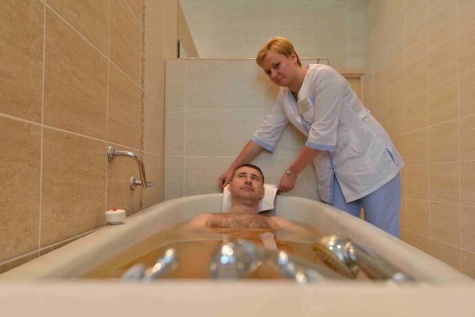 tomar un baño de coníferas por un hombre, para el tratamiento de la prostatitis