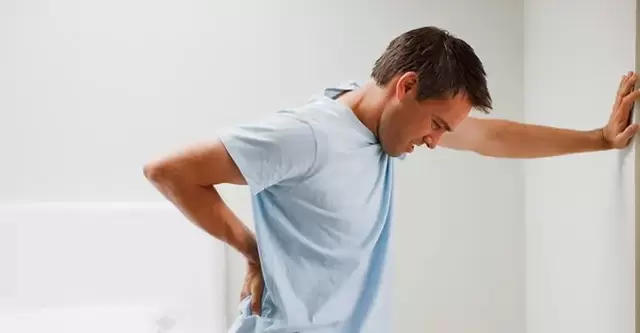 El dolor en la región lumbosacra en un hombre es un signo de prostatitis crónica. 