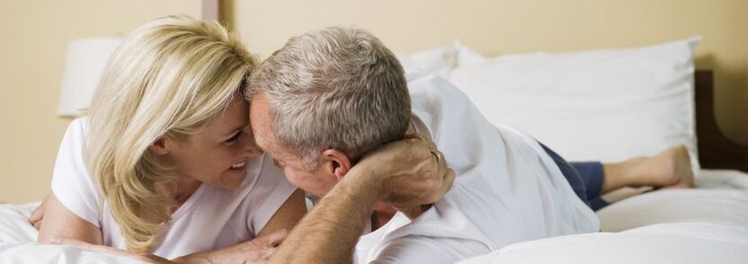 Habiendo curado la prostatitis, un hombre puede mejorar su vida íntima. 