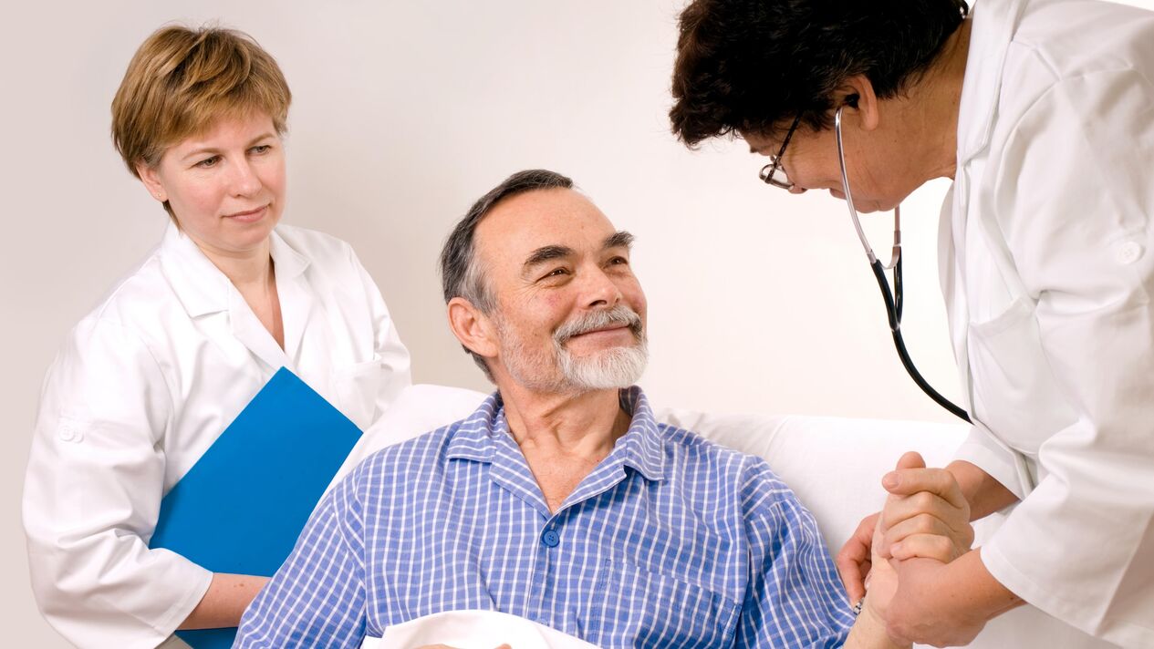 médico trata a paciente por prostatitis