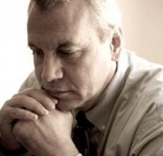 un hombre piensa en prevenir la prostatitis