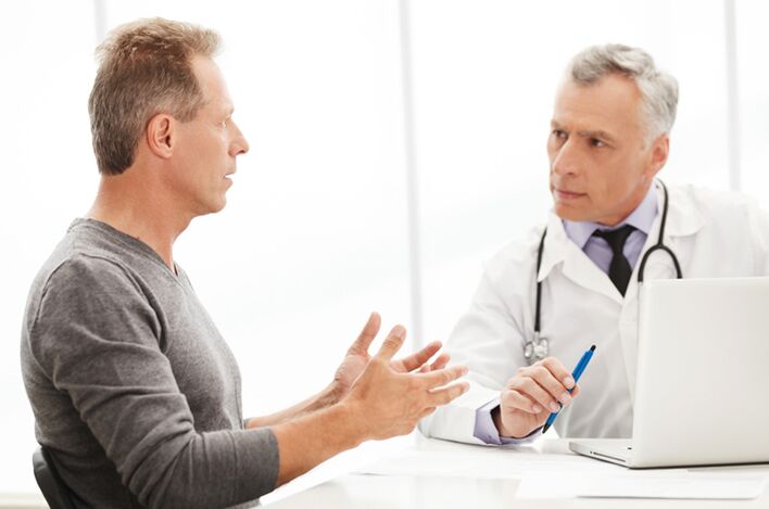 Un hombre con prostatitis crónica en una cita con el médico.